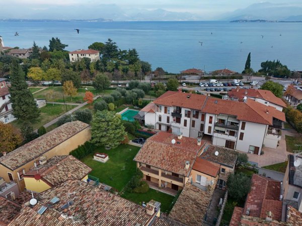 casa indipendente in vendita a Desenzano del Garda in zona Rivoltella