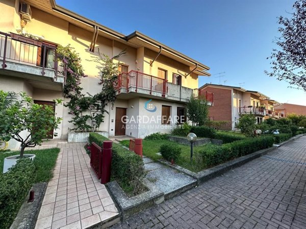 casa indipendente in vendita a Desenzano del Garda in zona Rivoltella