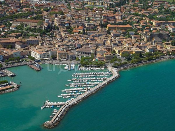 negozio in vendita a Desenzano del Garda in zona San Martino della Battaglia