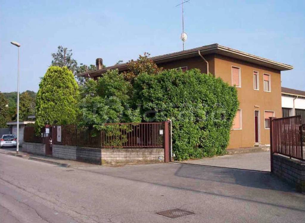 casa indipendente in vendita a Desenzano del Garda