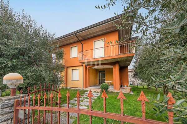casa indipendente in vendita a Desenzano del Garda in zona Rivoltella