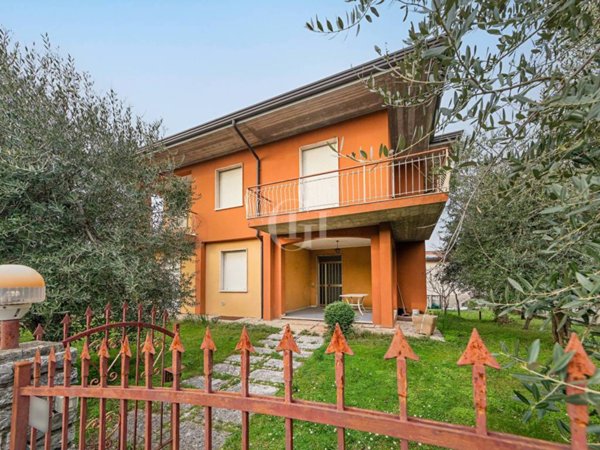 casa indipendente in vendita a Desenzano del Garda in zona Rivoltella
