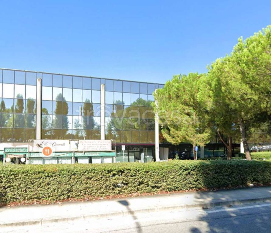 negozio in vendita a Desenzano del Garda in zona Rivoltella
