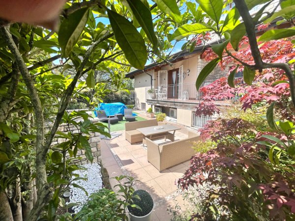 casa indipendente in vendita a Desenzano del Garda in zona Rivoltella