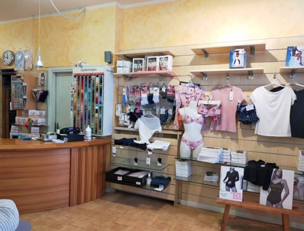 negozio in vendita a Desenzano del Garda in zona Rivoltella