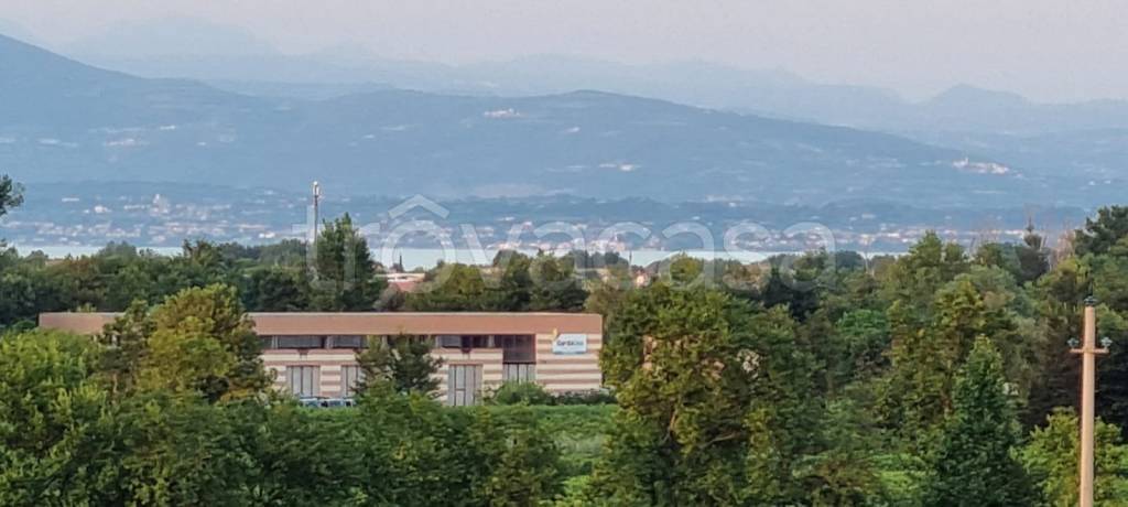 appartamento in vendita a Desenzano del Garda in zona Rivoltella