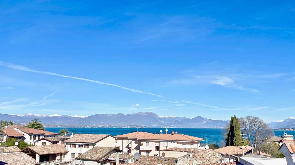 appartamento in vendita a Desenzano del Garda in zona Rivoltella