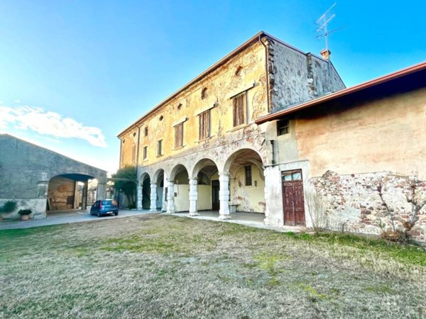 negozio in vendita a Desenzano del Garda in zona San Pietro