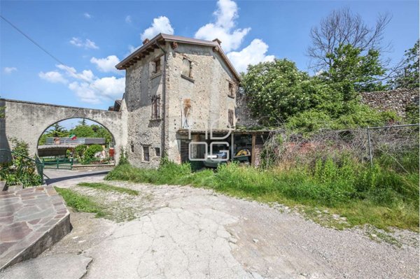 casa indipendente in vendita a Desenzano del Garda in zona Montonale