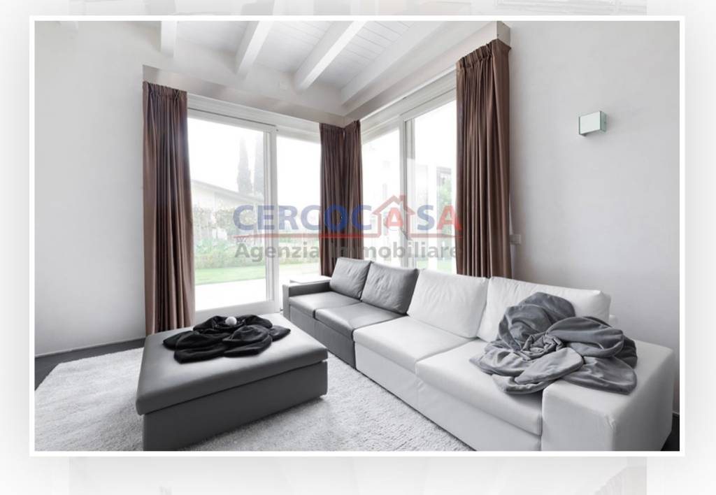 casa indipendente in vendita a Desenzano del Garda in zona Rivoltella