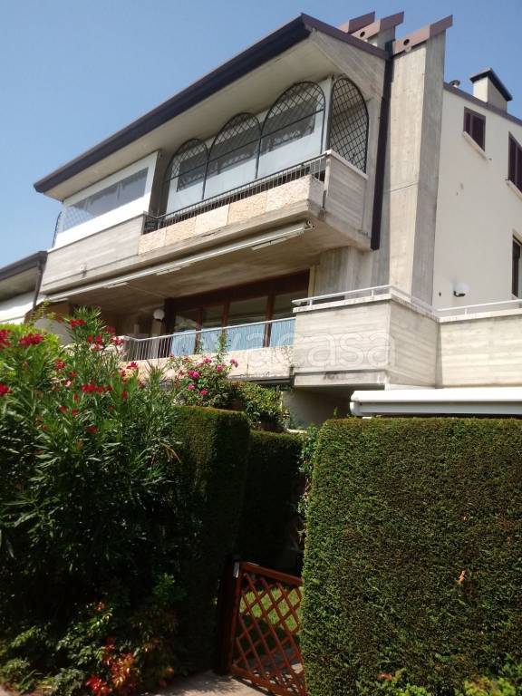 appartamento in vendita a Desenzano del Garda in zona Rivoltella