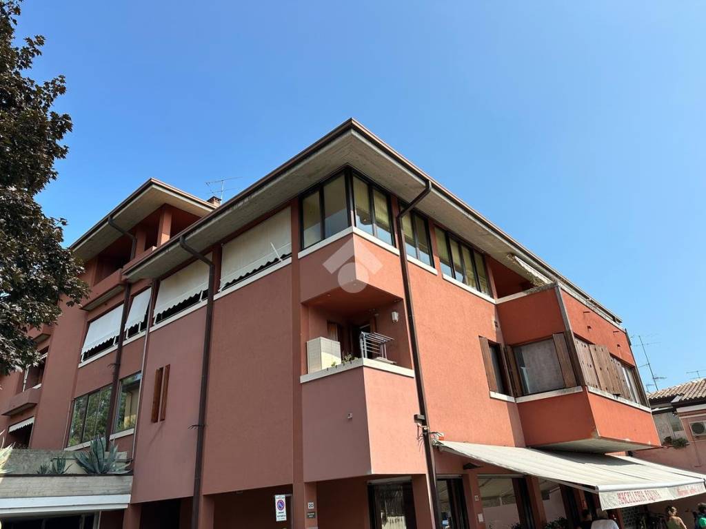 appartamento in vendita a Desenzano del Garda in zona Rivoltella