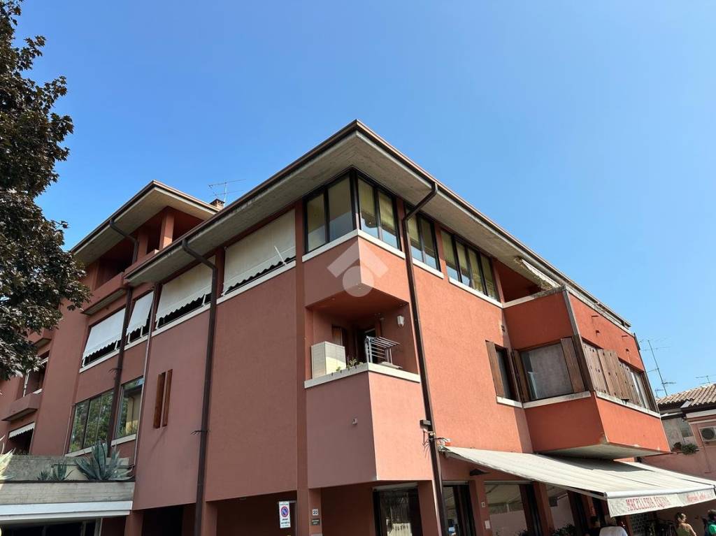 appartamento in vendita a Desenzano del Garda in zona Rivoltella