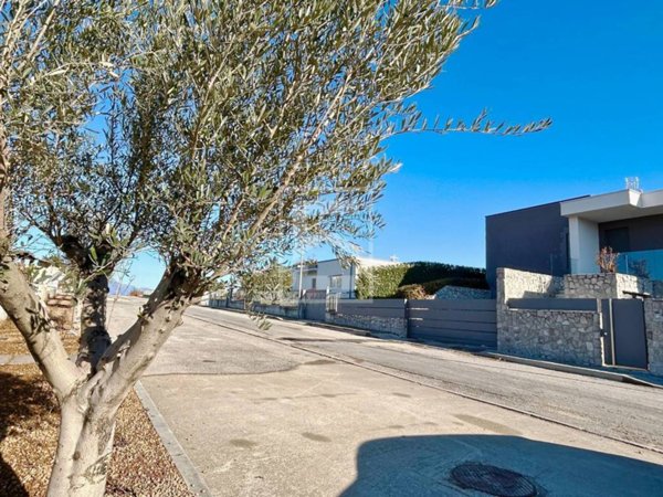casa indipendente in vendita a Desenzano del Garda
