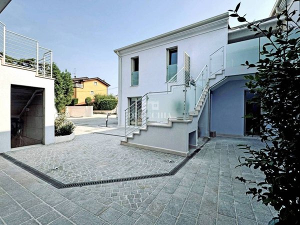 casa indipendente in vendita a Desenzano del Garda