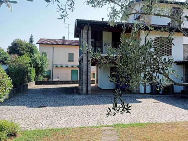 casa indipendente in vendita a Desenzano del Garda in zona Rivoltella