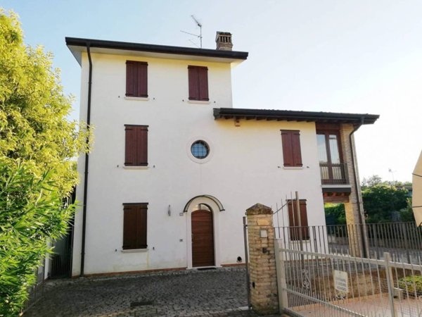 casa indipendente in vendita a Desenzano del Garda in zona Rivoltella