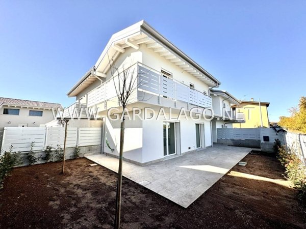 casa indipendente in vendita a Desenzano del Garda in zona Rivoltella