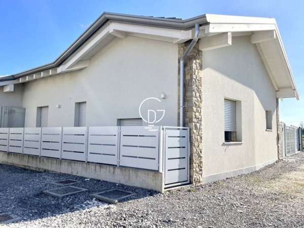 casa indipendente in vendita a Desenzano del Garda in zona Rivoltella