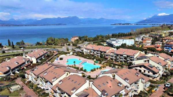 casa indipendente in vendita a Desenzano del Garda in zona Rivoltella