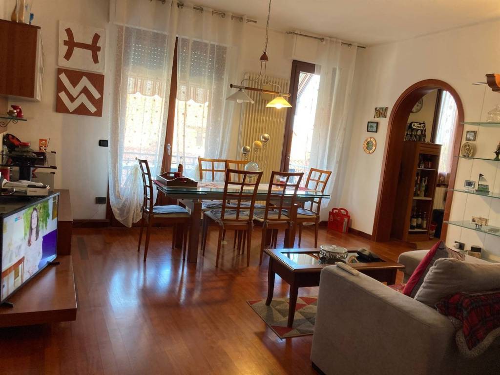 appartamento in vendita a Desenzano del Garda in zona Rivoltella
