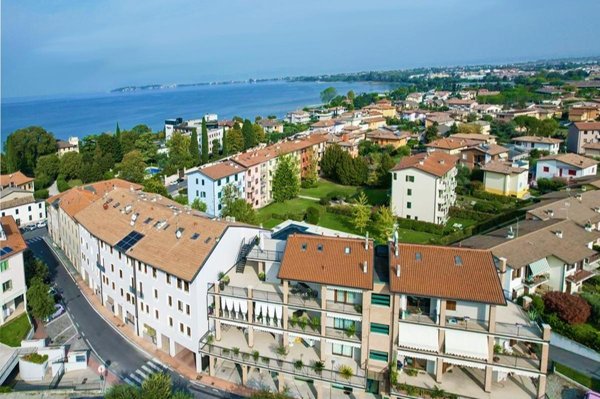 appartamento in vendita a Desenzano del Garda in zona Rivoltella