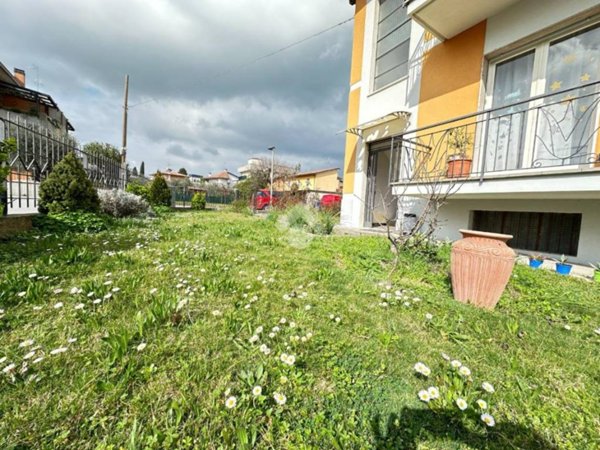 casa indipendente in vendita a Desenzano del Garda in zona Rivoltella