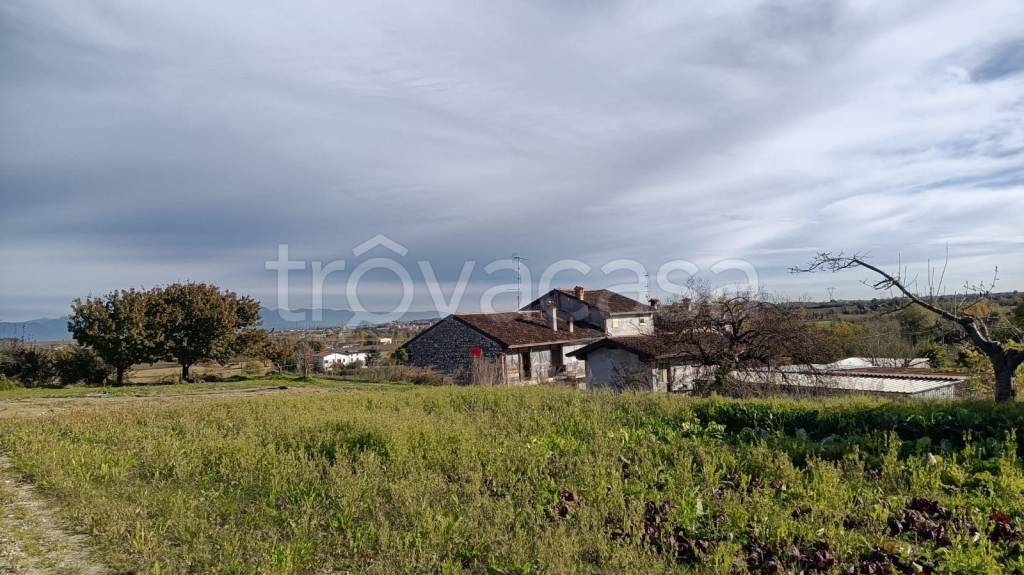 casa indipendente in vendita a Desenzano del Garda in zona Vaccarolo