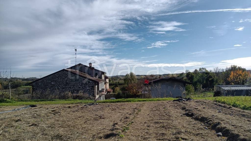casa indipendente in vendita a Desenzano del Garda in zona Vaccarolo