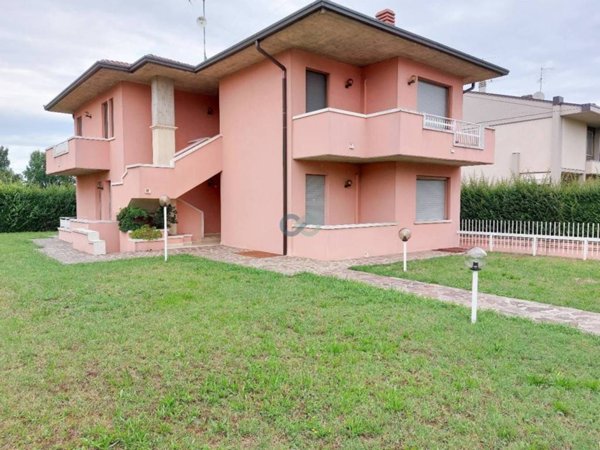 casa indipendente a Desenzano del Garda in zona San Martino della Battaglia