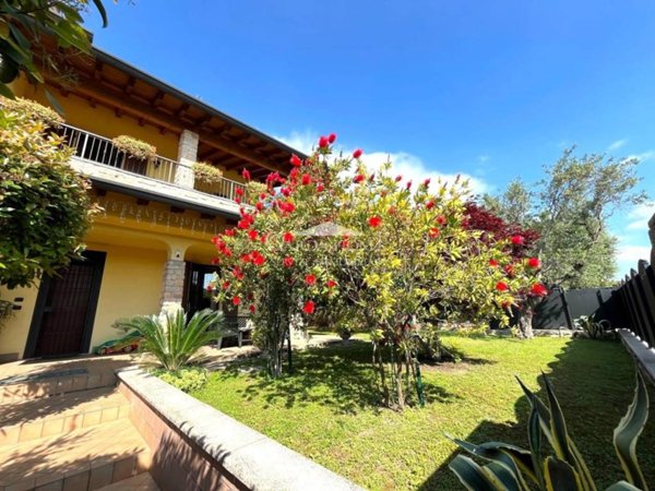 casa indipendente in vendita a Desenzano del Garda