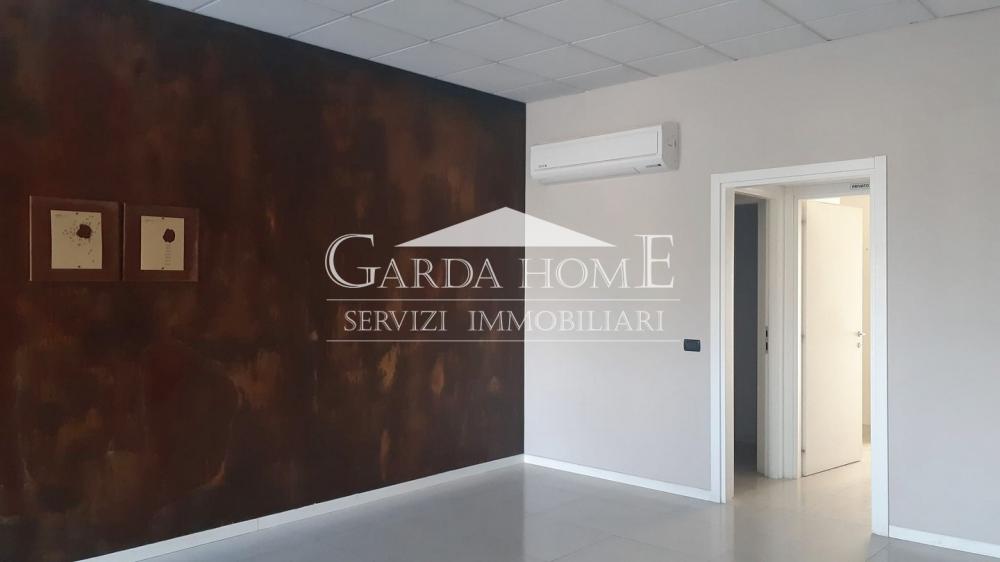 negozio in vendita a Desenzano del Garda in zona San Martino della Battaglia