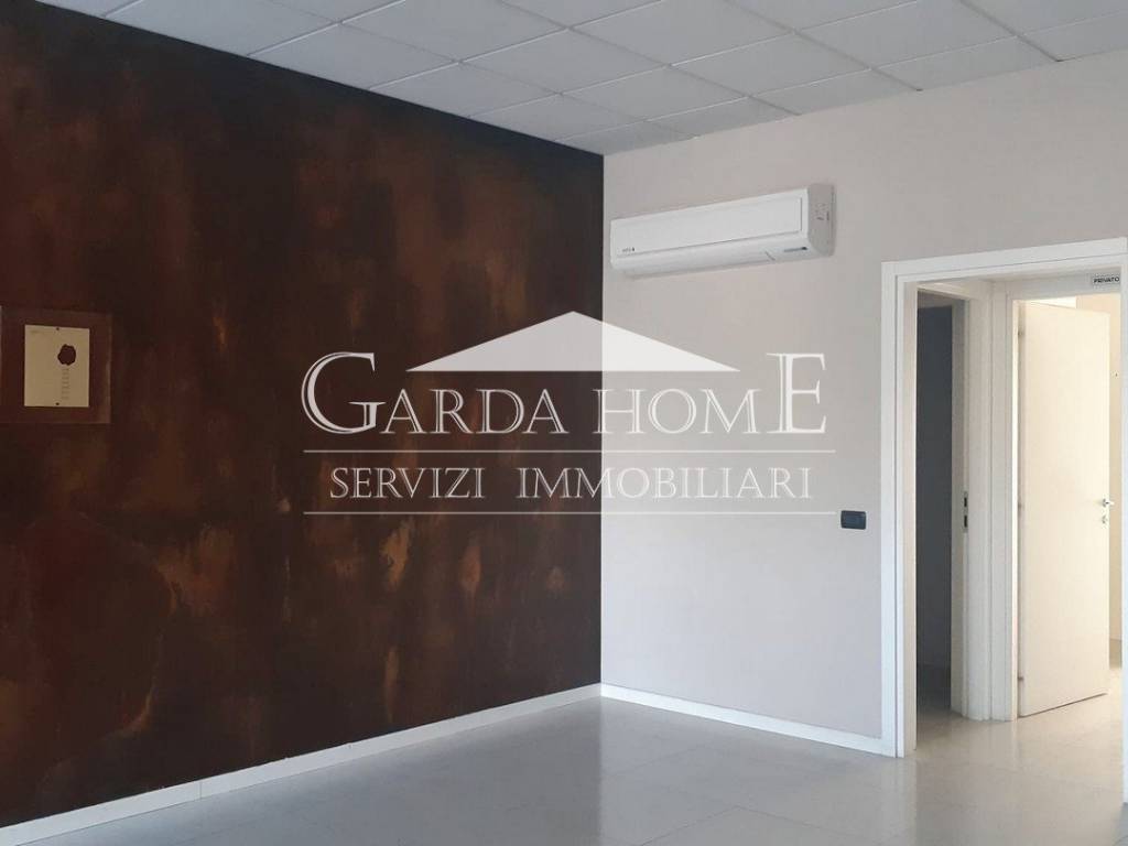 negozio in vendita a Desenzano del Garda in zona San Martino della Battaglia
