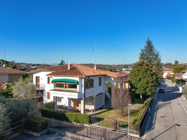 casa indipendente in vendita a Desenzano del Garda