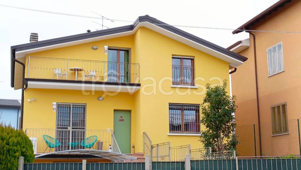 casa indipendente in vendita a Desenzano del Garda in zona Rivoltella