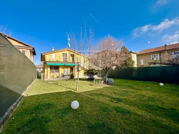 casa indipendente in vendita a Desenzano del Garda in zona Rivoltella