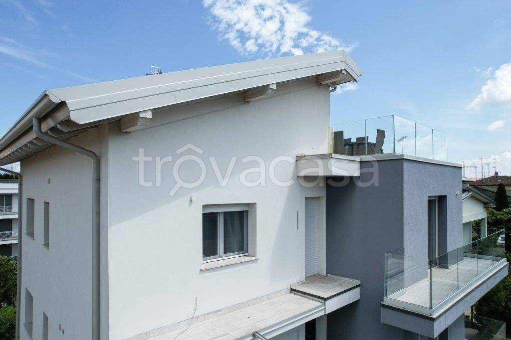 casa indipendente in vendita a Desenzano del Garda