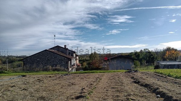 casale in vendita a Desenzano del Garda in zona Vaccarolo