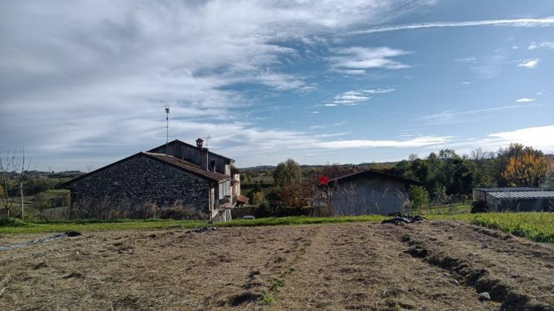 casale in vendita a Desenzano del Garda in zona Vaccarolo