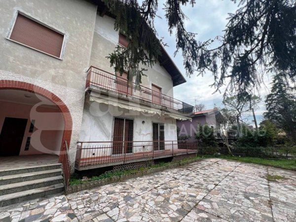 casa indipendente in vendita a Desenzano del Garda in zona Rivoltella
