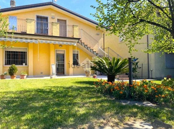 casa indipendente in vendita a Desenzano del Garda in zona Rivoltella