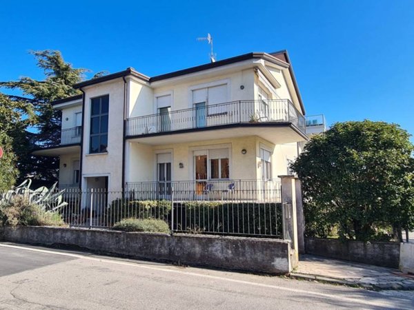casa indipendente in vendita a Desenzano del Garda