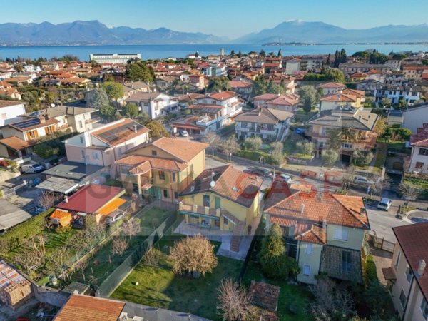 casa indipendente in vendita a Desenzano del Garda