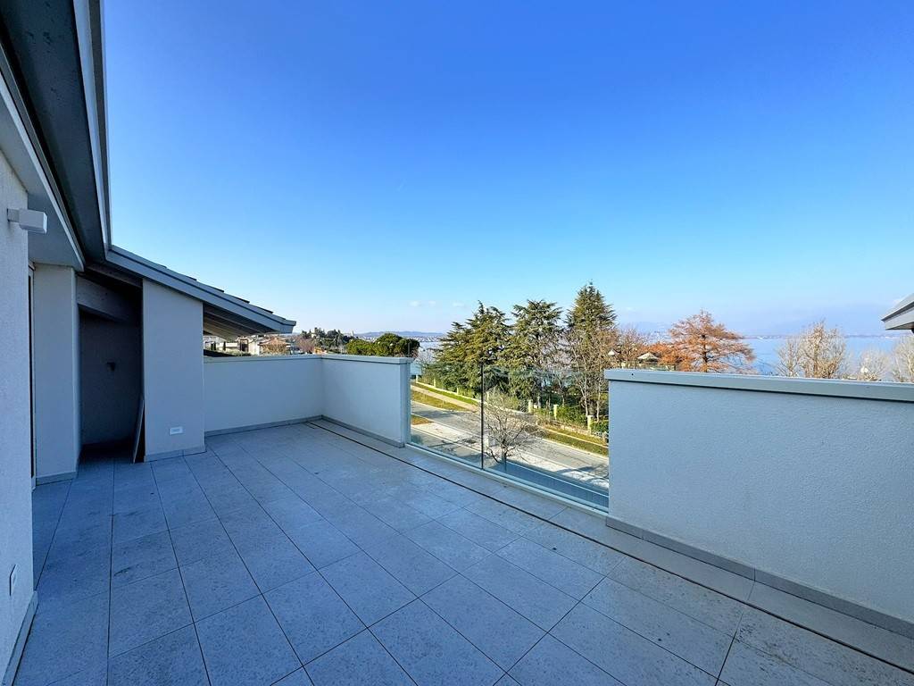 appartamento in vendita a Desenzano del Garda in zona Rivoltella