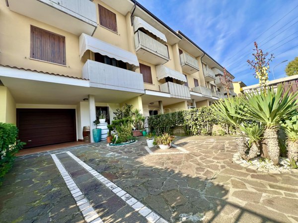 casa indipendente in vendita a Desenzano del Garda