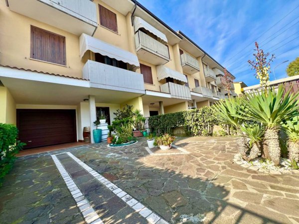 casa indipendente in vendita a Desenzano del Garda