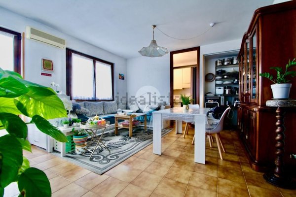 appartamento in vendita a Desenzano del Garda in zona Rivoltella