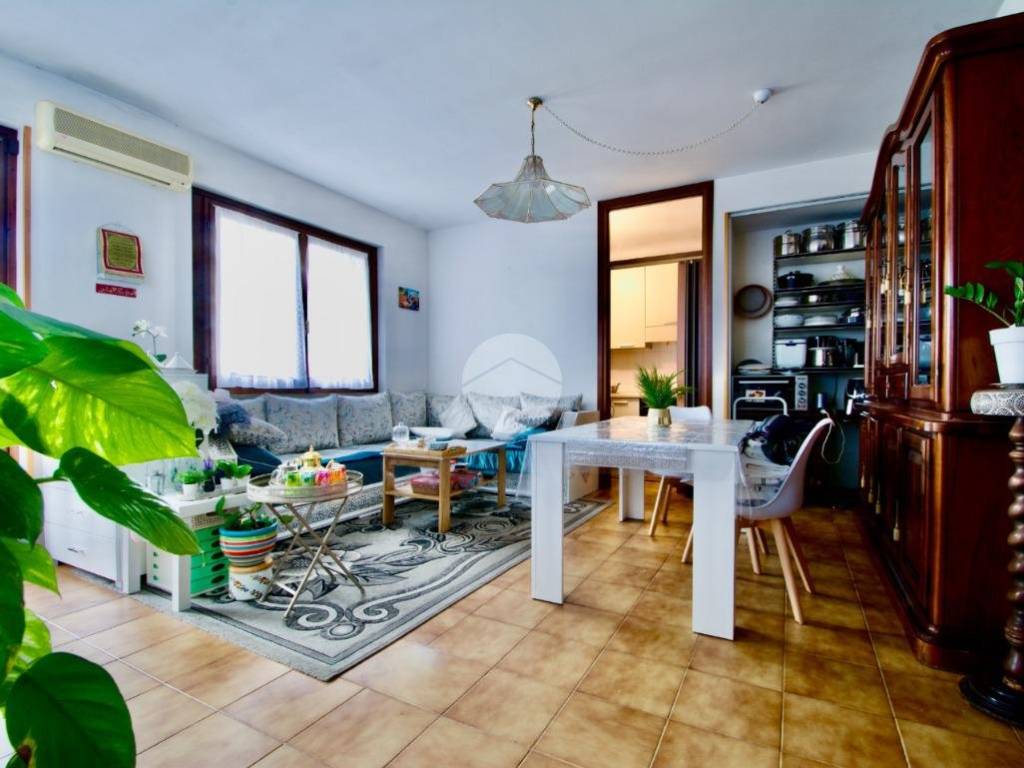 appartamento in vendita a Desenzano del Garda in zona Rivoltella