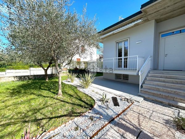 appartamento in vendita a Desenzano del Garda in zona Rivoltella