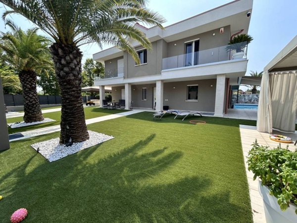 casa indipendente in vendita a Desenzano del Garda